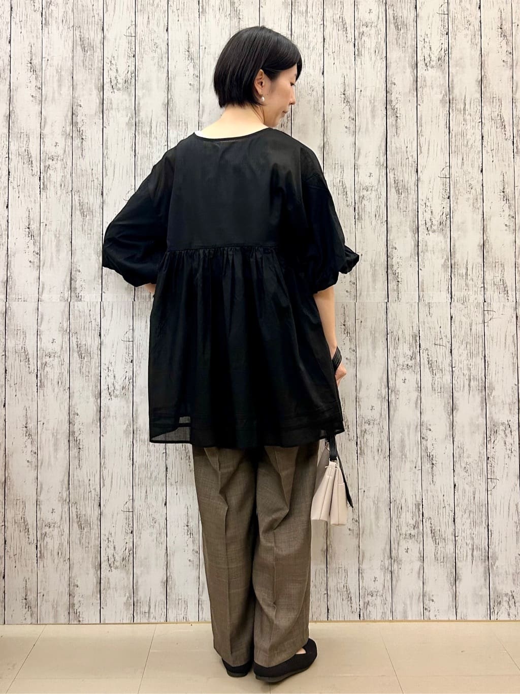 ちぐささんの「SHOO･LA･RUE｜【S-LL/洗濯後しわになりにくい】ゴールドパーツできれい見え 麻調タックワイドパンツ」を使ったコーディネート