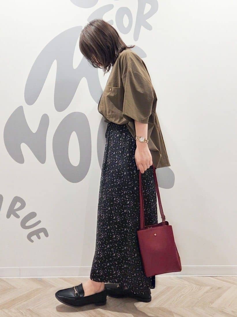 TSUCHIYAさんの「SHOO･LA･RUE｜【S-LL/裏地ひんやり】スカート見えで上品に マットサテンスカーチョ」を使ったコーディネート