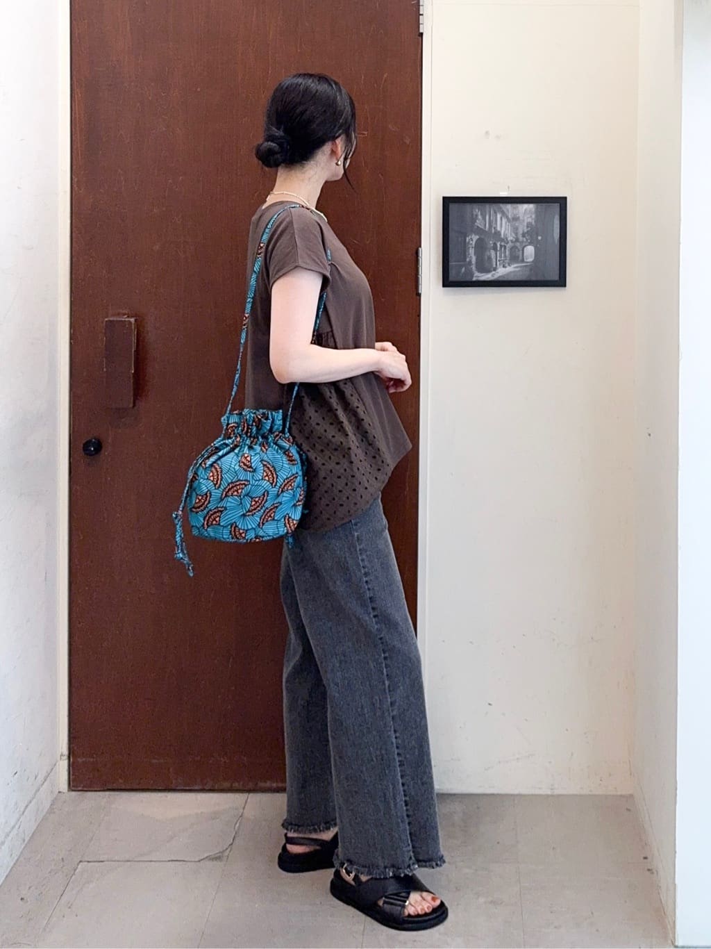 𝐇𝐢𝐫𝐨𝐦𝐢さんの「SHOO･LA･RUE｜【S-LL/裏ひんやり/ストレッチ】ワイドストレートデニムパンツ」を使ったコーディネート