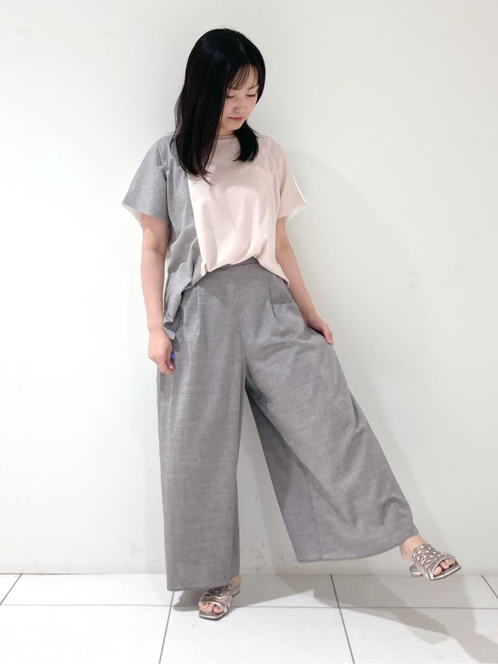 momokoさんの「INDIVI｜【洗える／汗ジミ防止】バイカラー＆アシメヘム Tシャツ」を使ったコーディネート