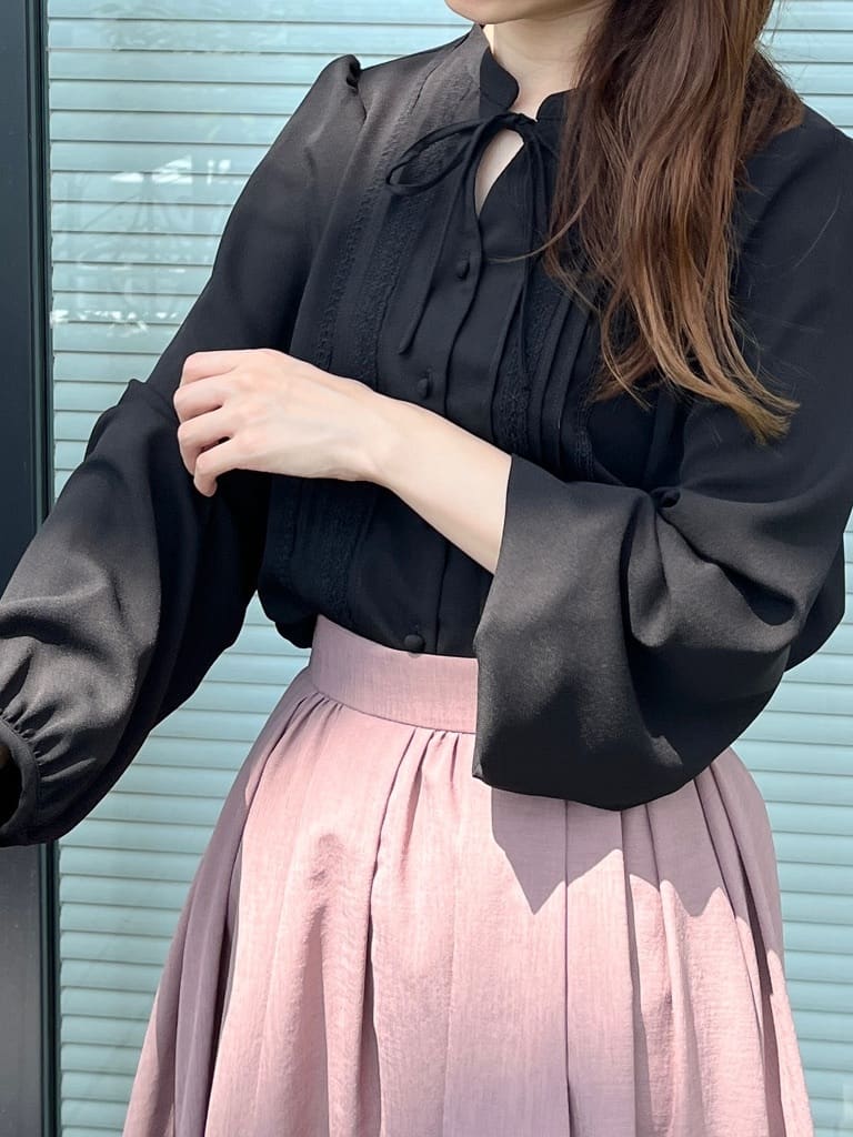 はばさんの「Couture brooch｜【大人可愛い・通勤】ピンタックレースブラウス」を使ったコーディネート