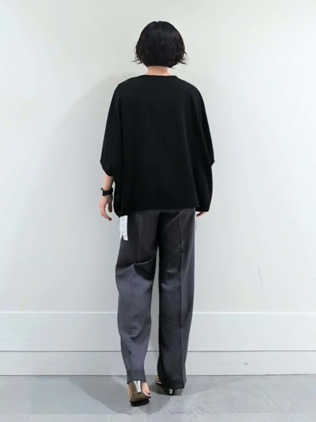 ミズタさんの「UNTITLED｜【後ろウエストゴム】ツイルセミフレアパンツ」を使ったコーディネート