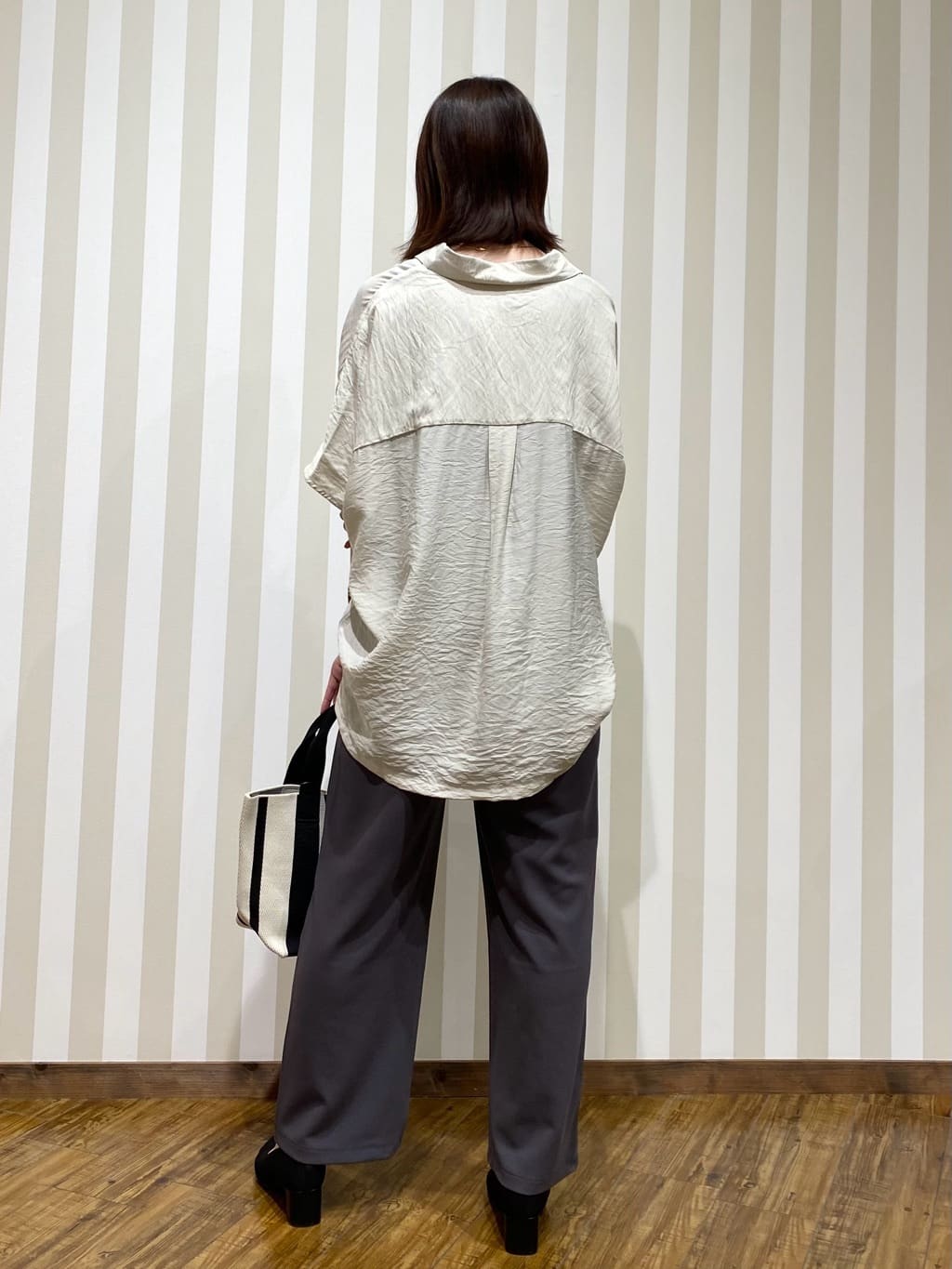SAOさんの「SHOO･LA･RUE｜【洗える/S-LL/5分袖】1枚でも羽織としても。さらさらドレープシャツ」を使ったコーディネート