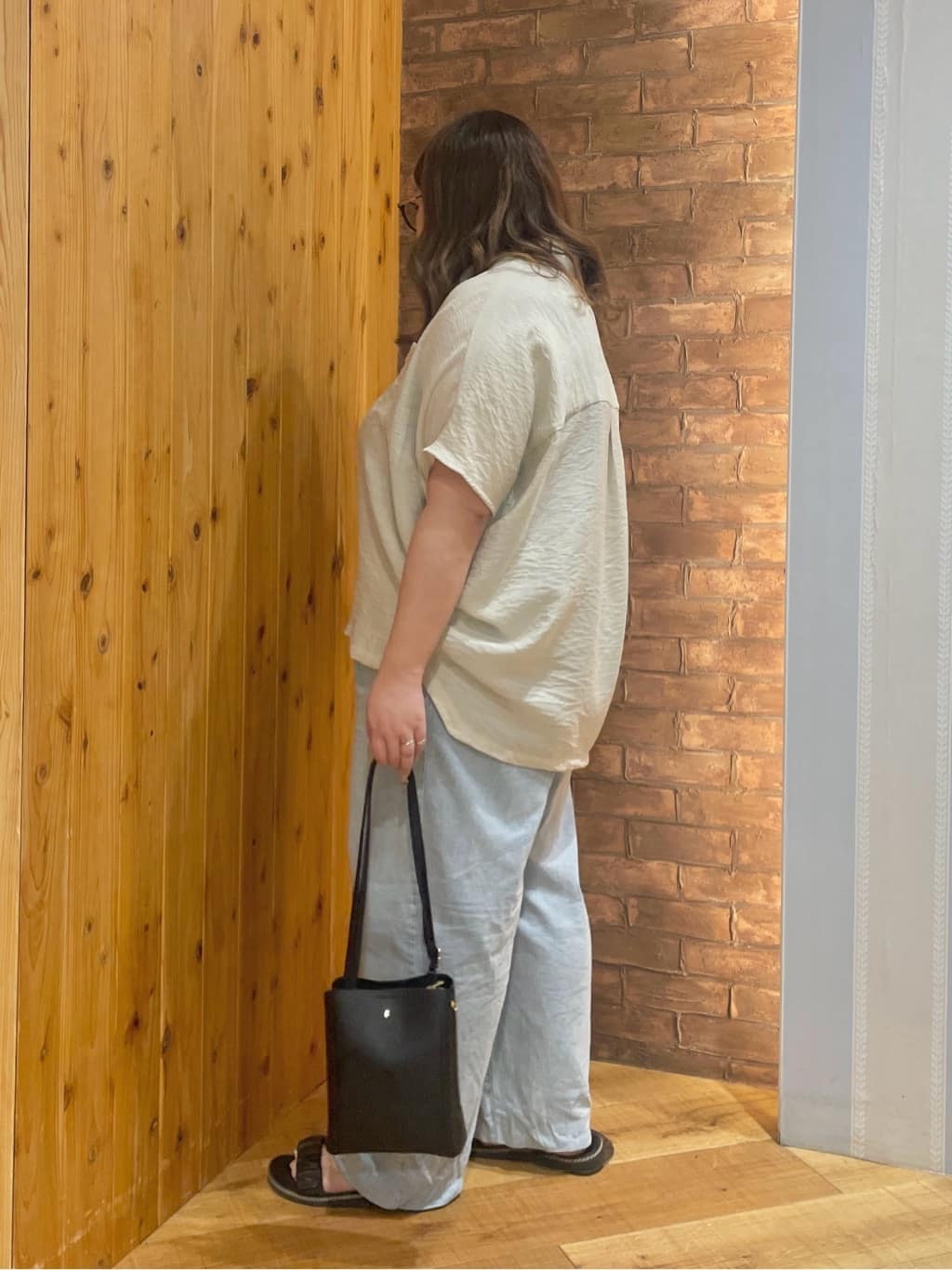 Risaさんの「SHOO･LA･RUE｜暑い夏も軽やかに デニムイージーワイドパンツ」を使ったコーディネート