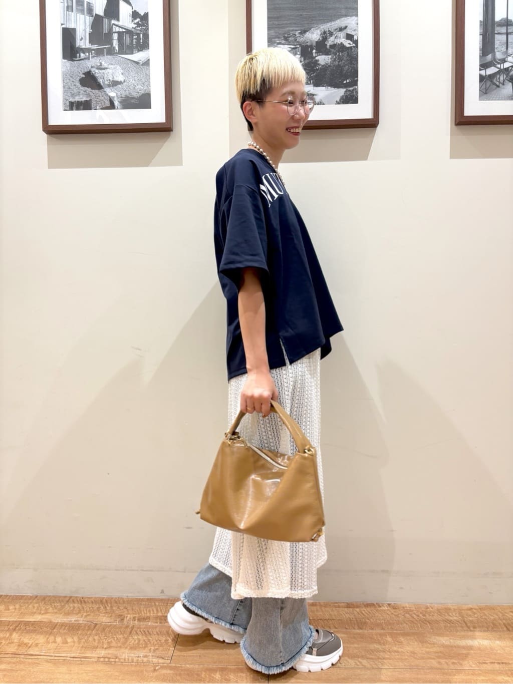 Ayumiさんの「SHOO･LA･RUE｜【洗える】Vネックですっきり見え ロゴトップス」を使ったコーディネート