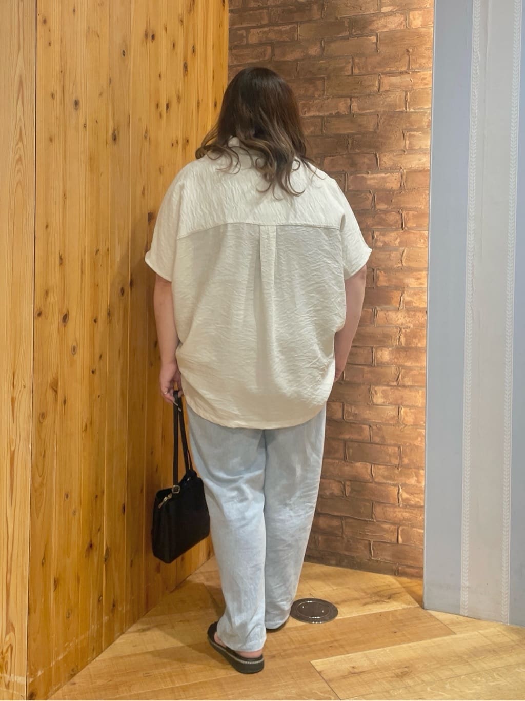 Risaさんの「SHOO･LA･RUE｜暑い夏も軽やかに デニムイージーワイドパンツ」を使ったコーディネート