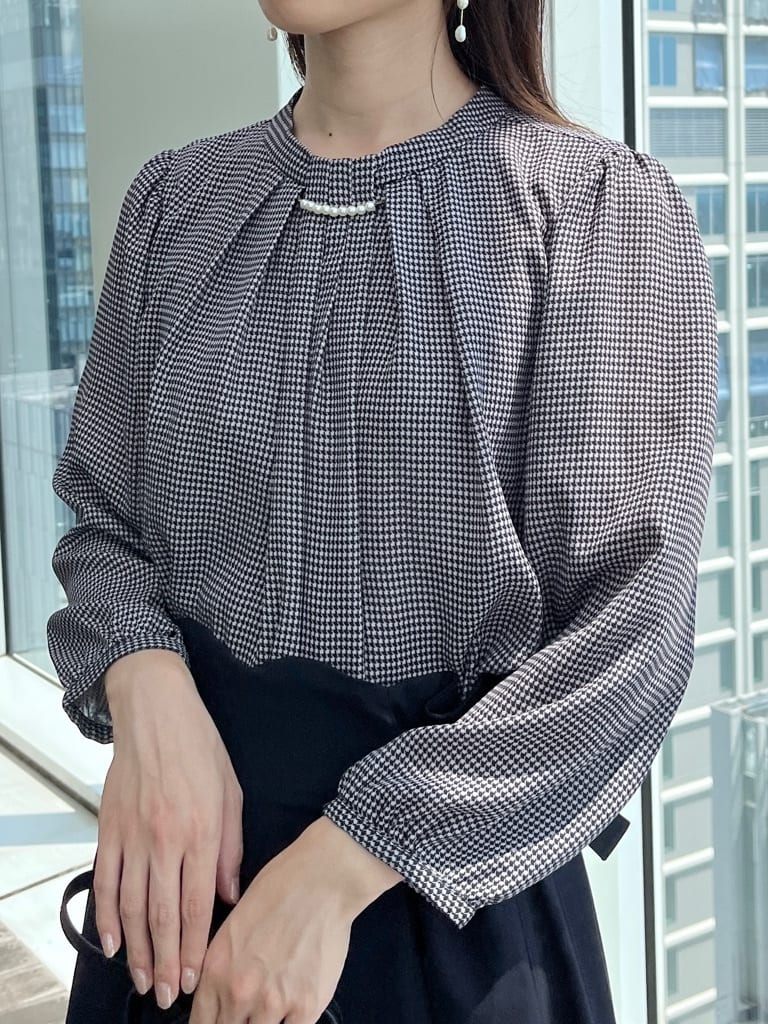 はばさんの「Couture brooch｜【大人可愛い・パール取り外し・通勤】・タックタイチェック柄ブラウス」を使ったコーディネート