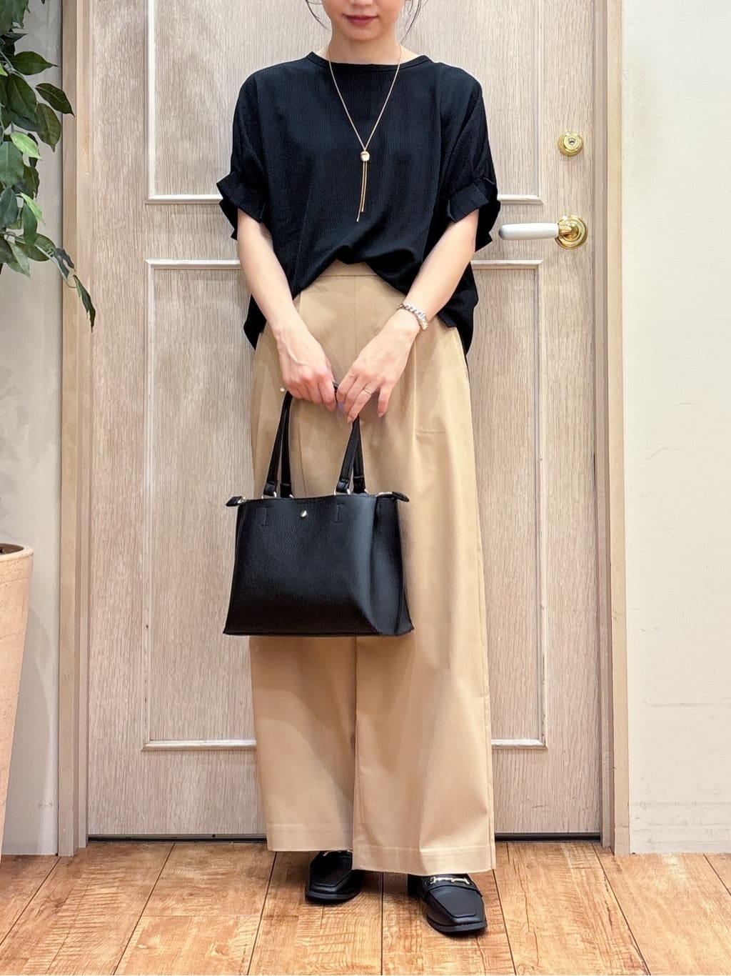 なみさんの「SHOO･LA･RUE｜【洗える】お袖のタックがアクセント インせず着られる さらさらドルマントップス」を使ったコーディネート