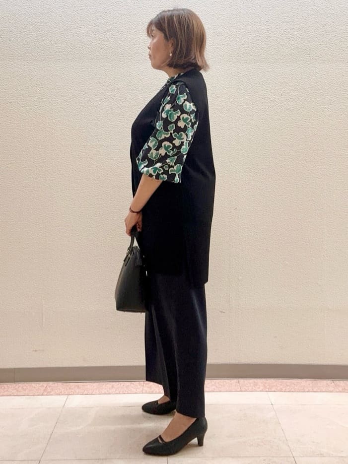 chinatsuさんの「Reflect｜【ジャケットのインナーにおすすめ◎】花柄タックデザインブブラウス」を使ったコーディネート