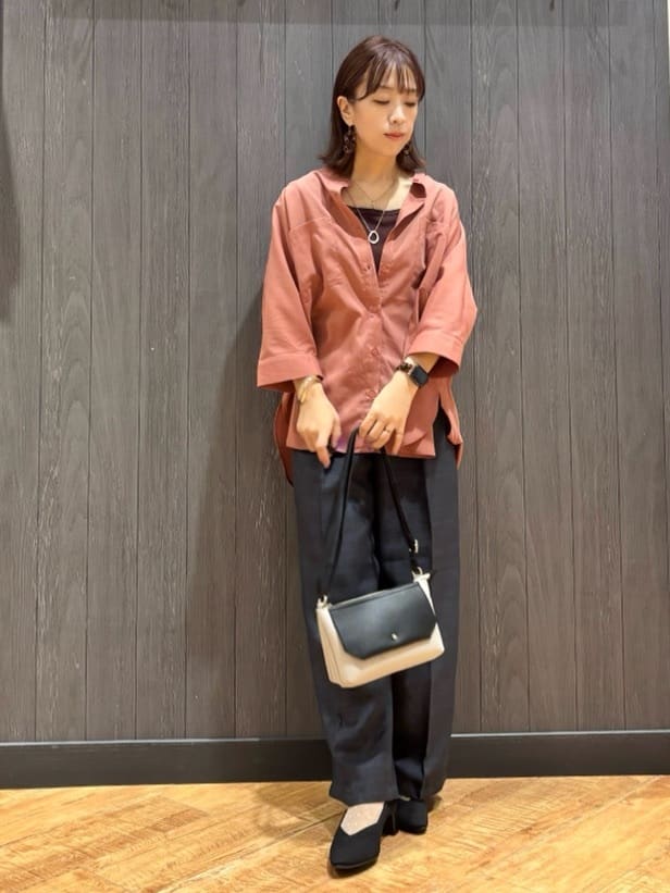 meiさんの「SHOO･LA･RUE｜【S-LL/洗濯後しわになりにくい】コットン風 前あきドルマンブラウス」を使ったコーディネート