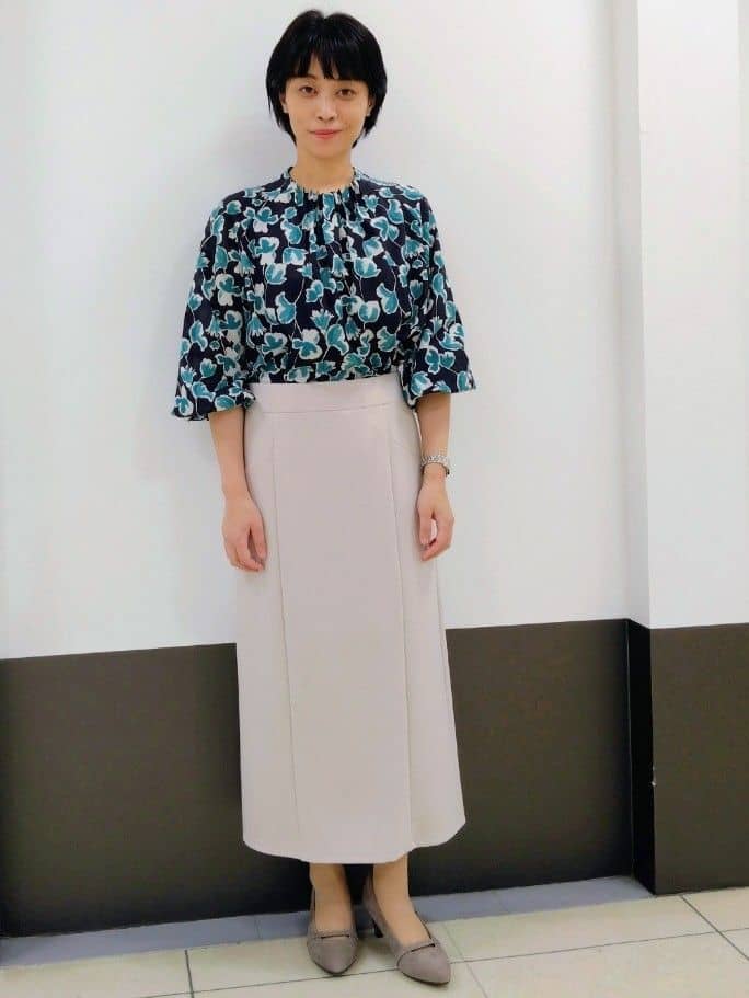 GMさんの「Reflect｜【ジャケットのインナーにおすすめ◎】花柄タックデザインブブラウス」を使ったコーディネート
