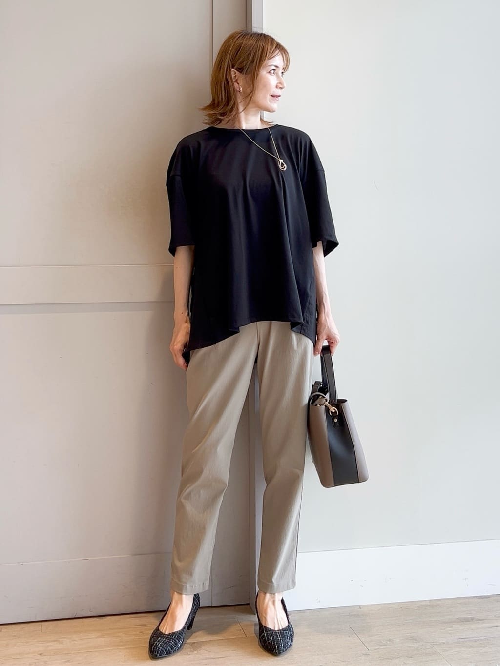 yamakoさんの「grove｜後ろ姿で魅せる　バックドロストシャーリングTシャツ」を使ったコーディネート