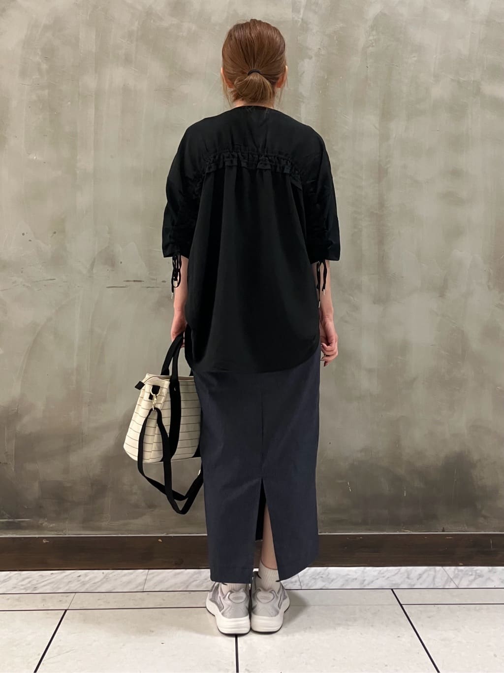 kozuさんの「grove｜後ろ姿で魅せる　バックドロストシャーリングTシャツ」を使ったコーディネート