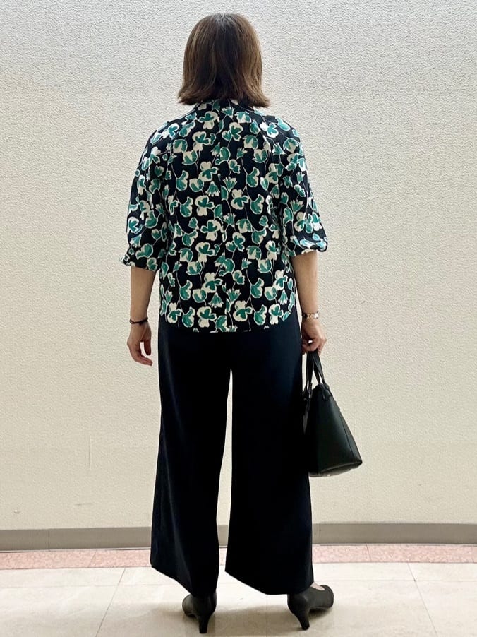 chinatsuさんの「Reflect｜【ジャケットのインナーにおすすめ◎】花柄タックデザインブブラウス」を使ったコーディネート