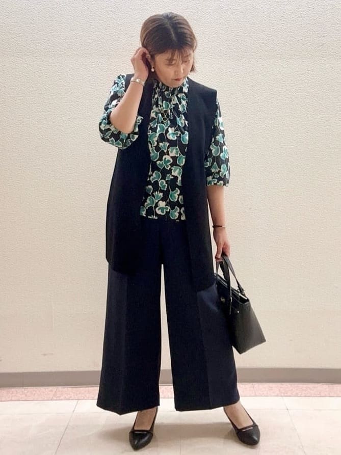 chinatsuさんの「Reflect｜【ジャケットのインナーにおすすめ◎】花柄タックデザインブブラウス」を使ったコーディネート
