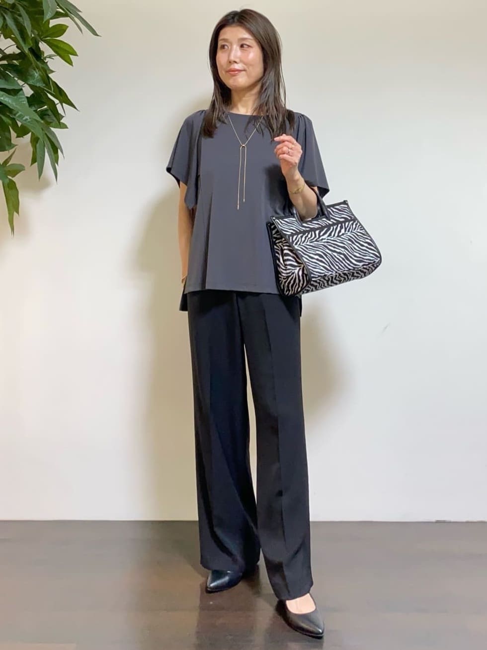 tomoさんの「UNTITLED｜【接触冷感/UVカット/ウエストゴム】センタープレスツイルパンツ」を使ったコーディネート