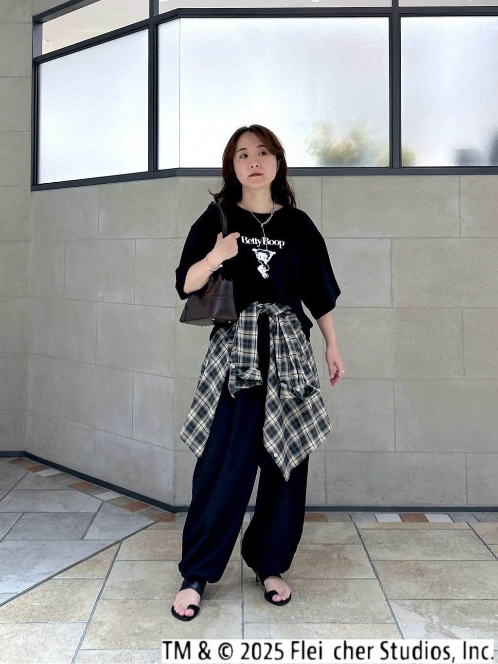 よねさんの「INDIVI｜ウエストギャザーパンツ」を使ったコーディネート