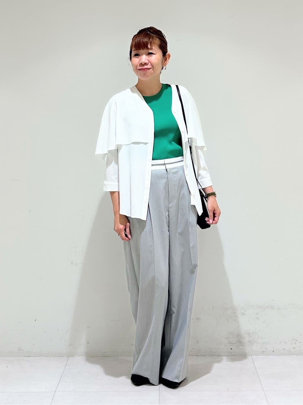 tsuyuさんの「INDIVI｜【羽織りとしても活躍！】ケープカラーブラウス」を使ったコーディネート