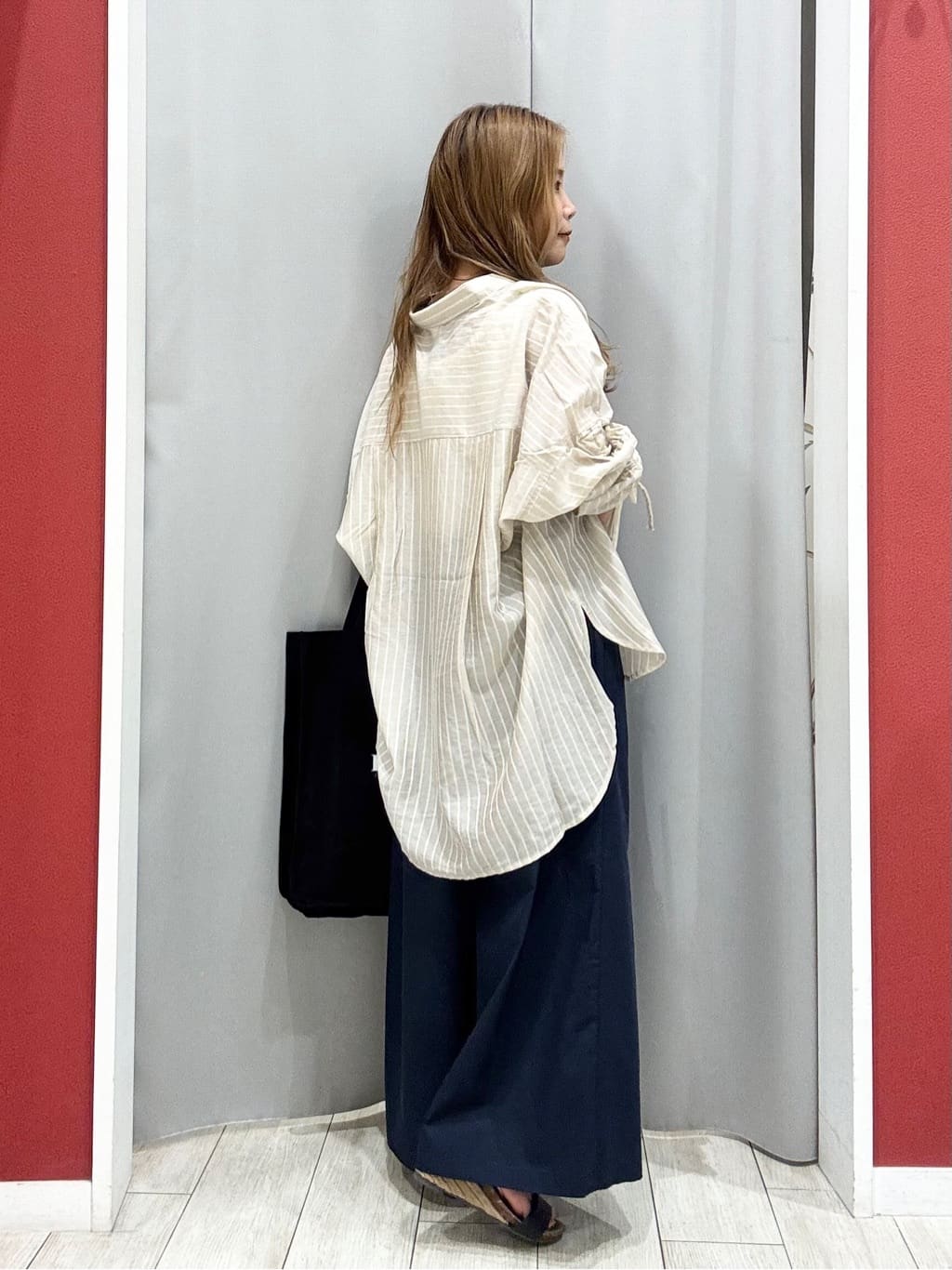 shioさんの「SHOO･LA･RUE｜【S-LL】程よい透け感 ストライプ柄 お袖ギャザーデザインシャツ」を使ったコーディネート