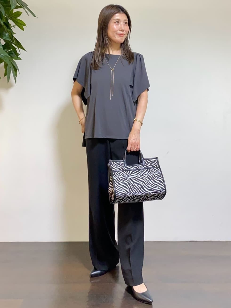 tomoさんの「UNTITLED｜【接触冷感/UVカット/ウエストゴム】センタープレスツイルパンツ」を使ったコーディネート