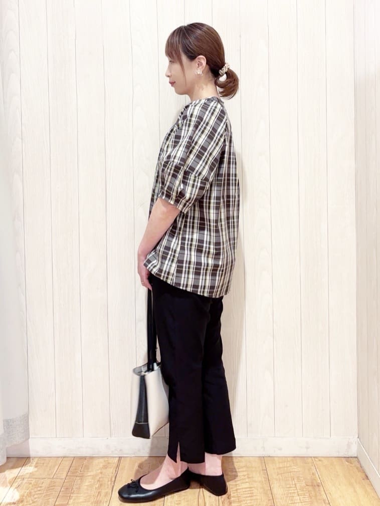 あいこさんの「SHOO･LA･RUE｜【S-LL/洗濯後しわになりにくい】ランタンスリーブで女性らしく 5分袖スキッパーブラウス」を使ったコーディネート
