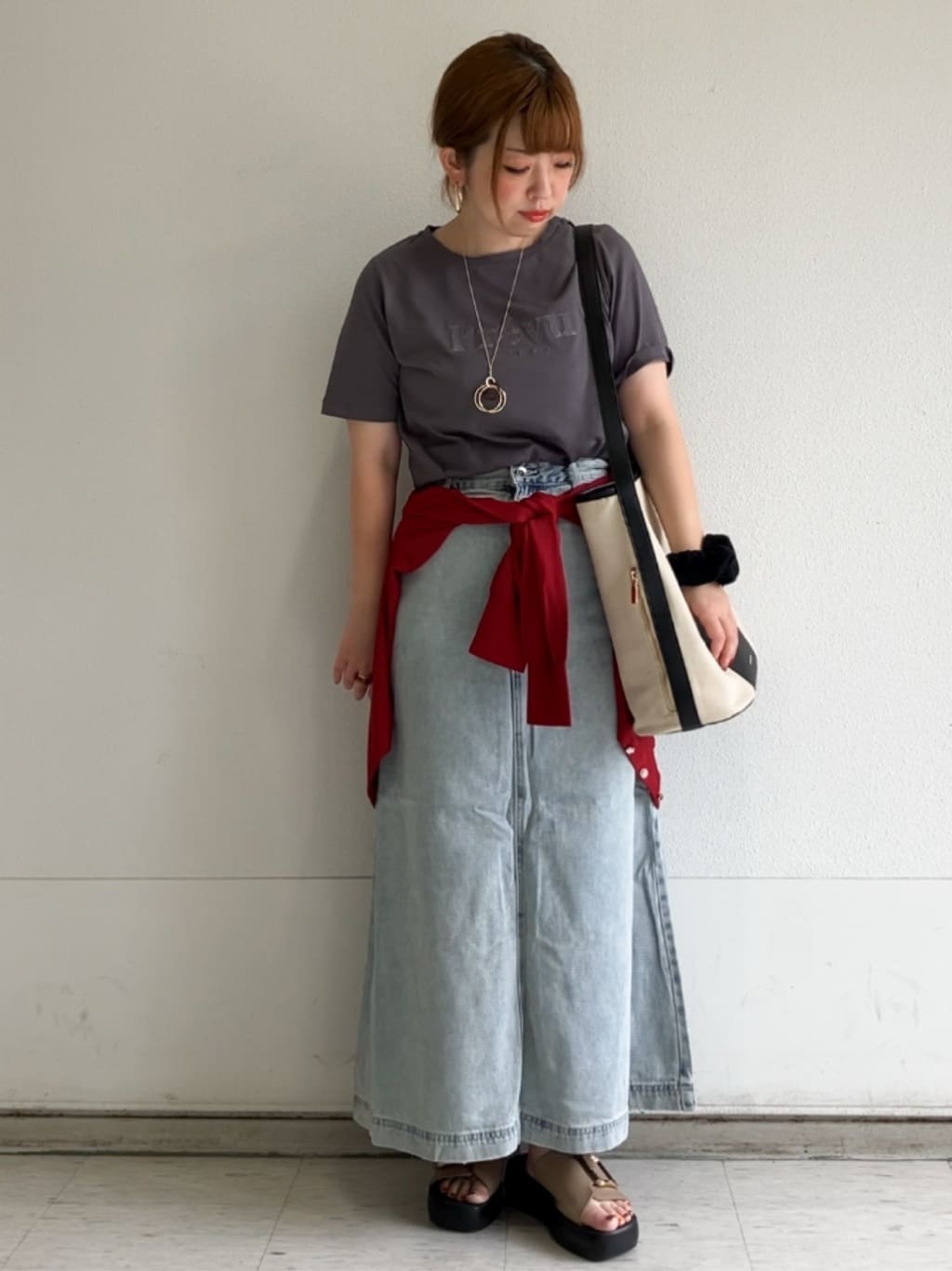 MIPPOさんの「index｜スパンコール刺繍ロゴTシャツ【洗濯機洗い可／接触冷感／UVケア】」を使ったコーディネート