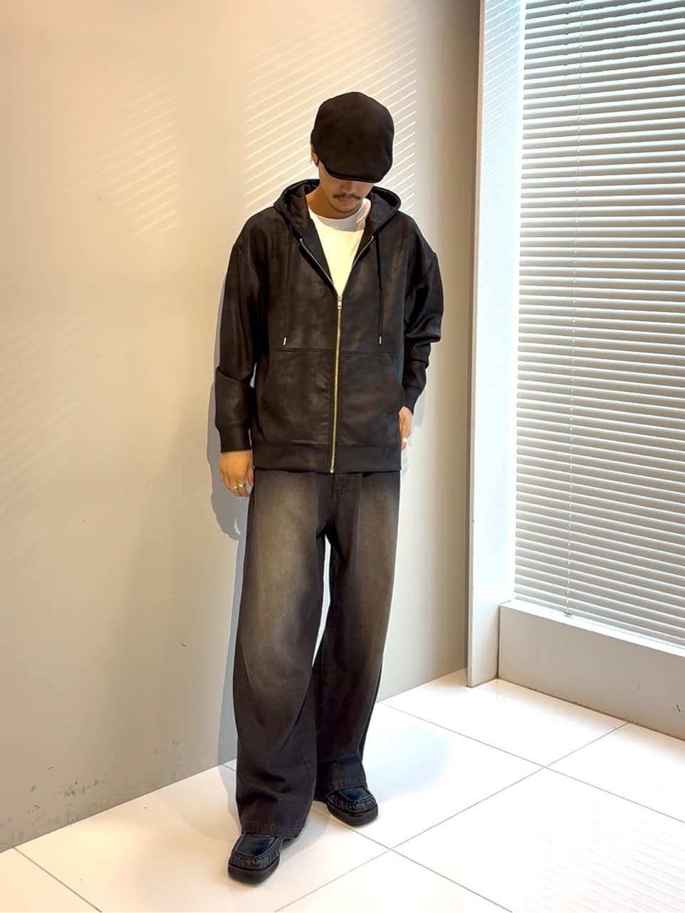 北浦歩大さんの「tk.TAKEO KIKUCHI｜ヴィンテージライクプリント ジップパーカー」を使ったコーディネート