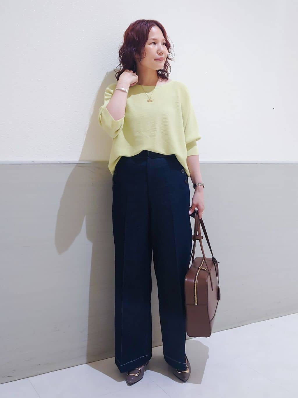 maruさんの「THE SHOP TK｜6分袖ガータードルマンニット【エコベロ/洗濯機OK】」を使ったコーディネート