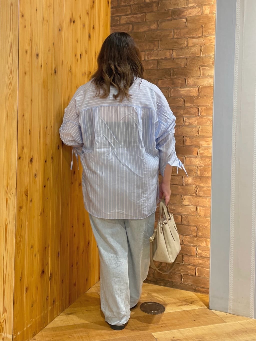 Risaさんの「SHOO･LA･RUE｜【S-LL】程よい透け感 ストライプ柄 お袖ギャザーデザインシャツ」を使ったコーディネート