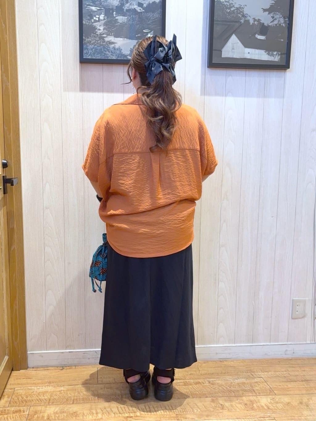 まやさんの「SHOO･LA･RUE｜【洗える/S-LL/5分袖】1枚でも羽織としても。さらさらドレープシャツ」を使ったコーディネート