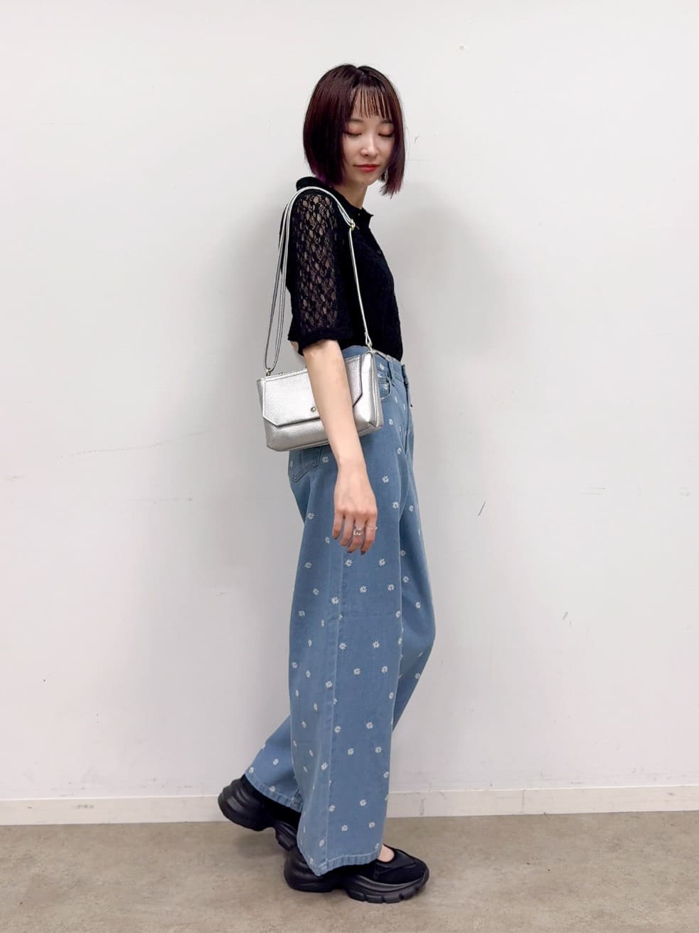 𝐜𝐡𝐢𝐤𝐚さんの「SHOO･LA･RUE｜【S-LL】周りと差がつく デイジー柄デニムワイドパンツ」を使ったコーディネート