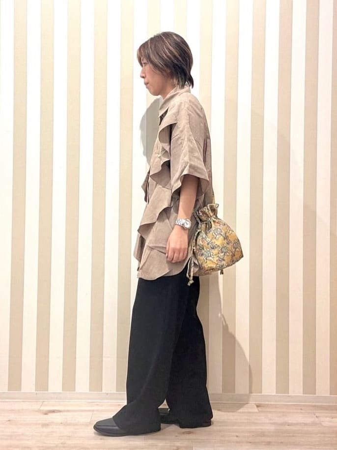 pieceさんの「SHOO･LA･RUE｜【洗える/S-LL】大きめのフリルが印象的 デザインブラウス」を使ったコーディネート