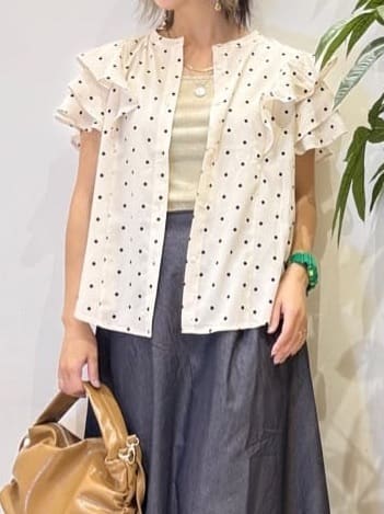 misakiさんの「SHOO･LA･RUE｜【無地/ドット柄】お袖フリルが華やぐ きれいめブラウス」を使ったコーディネート