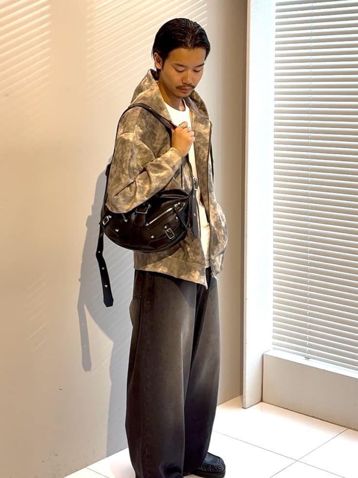 北浦歩大さんの「tk.TAKEO KIKUCHI｜ヴィンテージライクプリント ジップパーカー」を使ったコーディネート