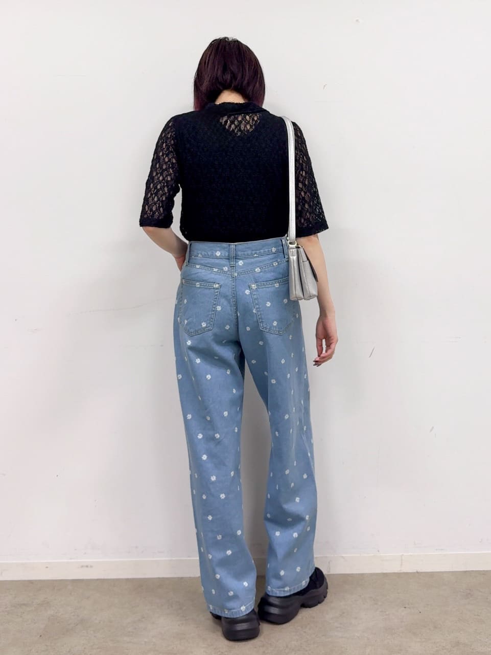 𝐜𝐡𝐢𝐤𝐚さんの「SHOO･LA･RUE｜【S-LL】周りと差がつく デイジー柄デニムワイドパンツ」を使ったコーディネート