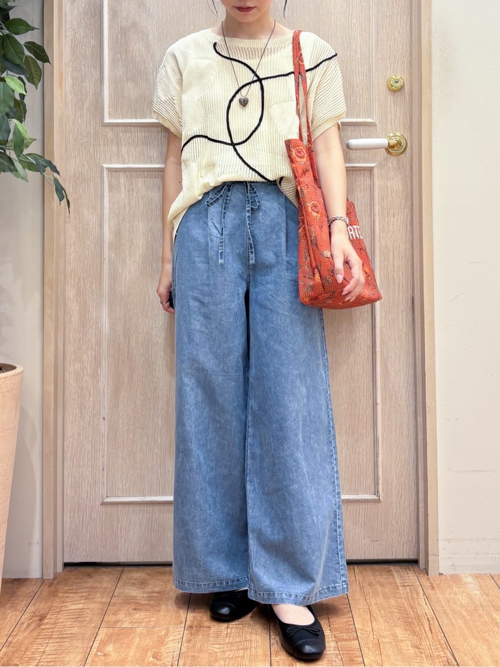なみさんの「SHOO･LA･RUE｜【セットアップ可/S-LL】リボン付き イージーワイドデニムパンツ」を使ったコーディネート