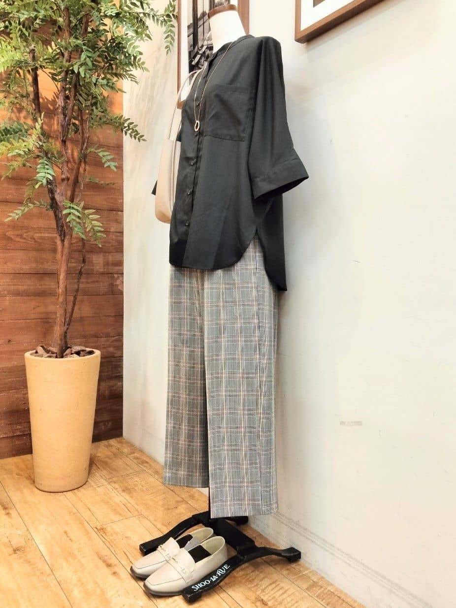 うっちーさんの「SHOO･LA･RUE｜【S-LL/洗濯後しわになりにくい】コットン風 前あきドルマンブラウス」を使ったコーディネート