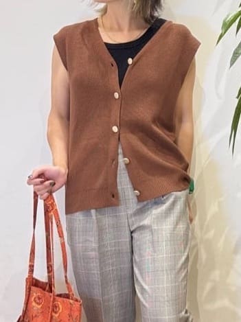 misakiさんの「SHOO･LA･RUE｜【S-LL】ゴールドボタンが上品 大人のニットベスト」を使ったコーディネート