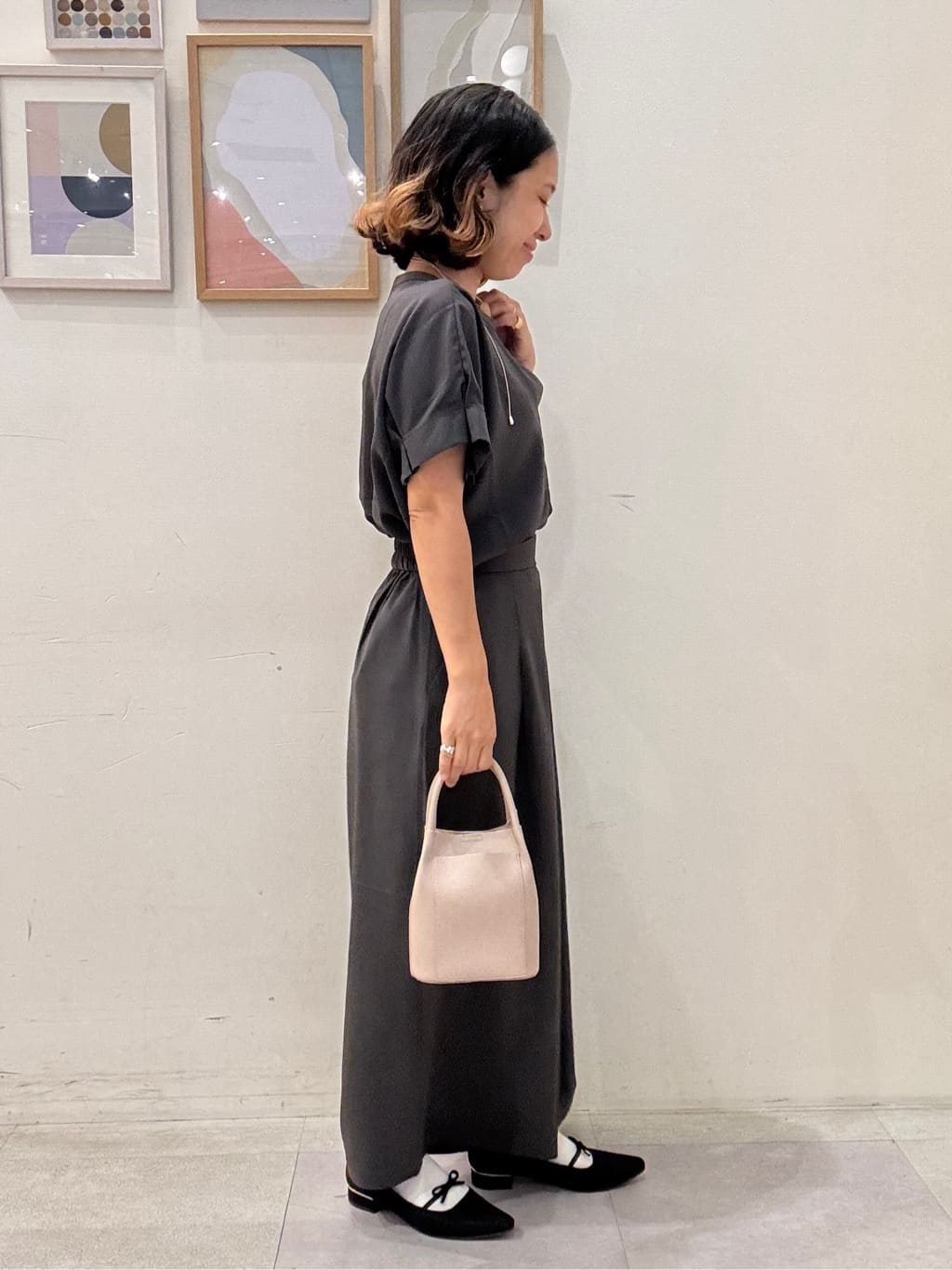 たけぴさんの「SHOO･LA･RUE｜【S-LL/セットアップ可/ひんやり】きちんと見えで上品 お袖タック スキッパーブラウス」を使ったコーディネート