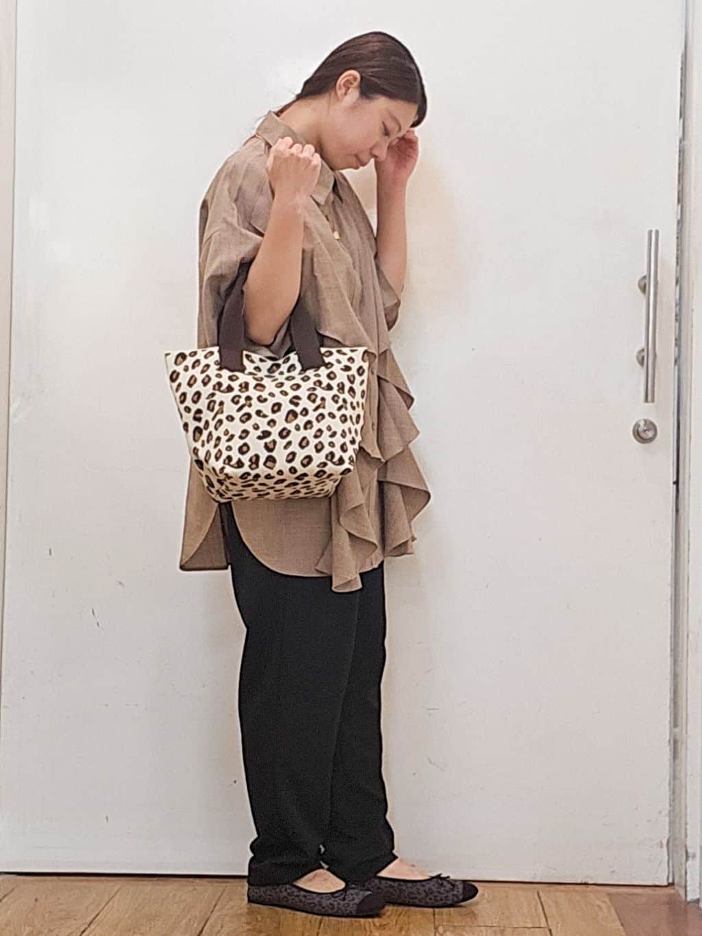 miyaさんの「SHOO･LA･RUE｜【洗える/S-LL】大きめのフリルが印象的 デザインブラウス」を使ったコーディネート