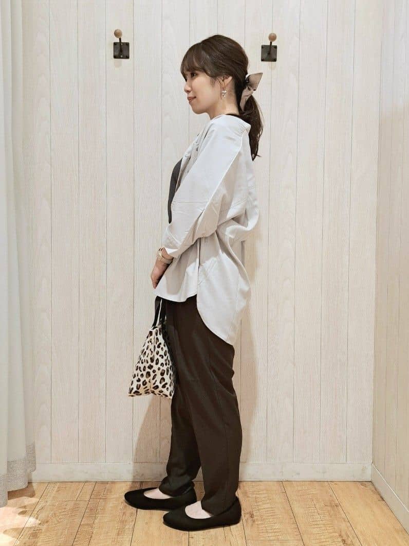 SAKIさんの「SHOO･LA･RUE｜【S-LL/洗濯後しわになりにくい】コットン風 前あきドルマンブラウス」を使ったコーディネート