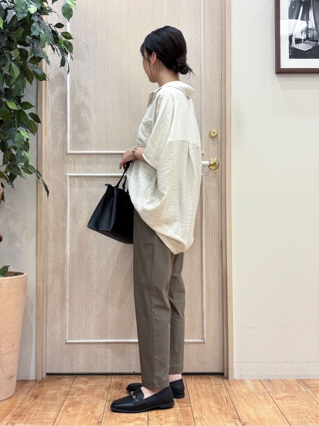 なみさんの「SHOO･LA･RUE｜【洗える/S-LL/5分袖】1枚でも羽織としても。さらさらドレープシャツ」を使ったコーディネート