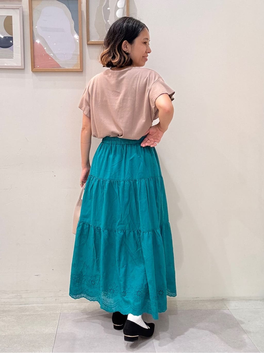 たけぴさんの「SHOO･LA･RUE｜【汗ジミ防止/ひんやり/UV】フリルスリーブTシャツ」を使ったコーディネート