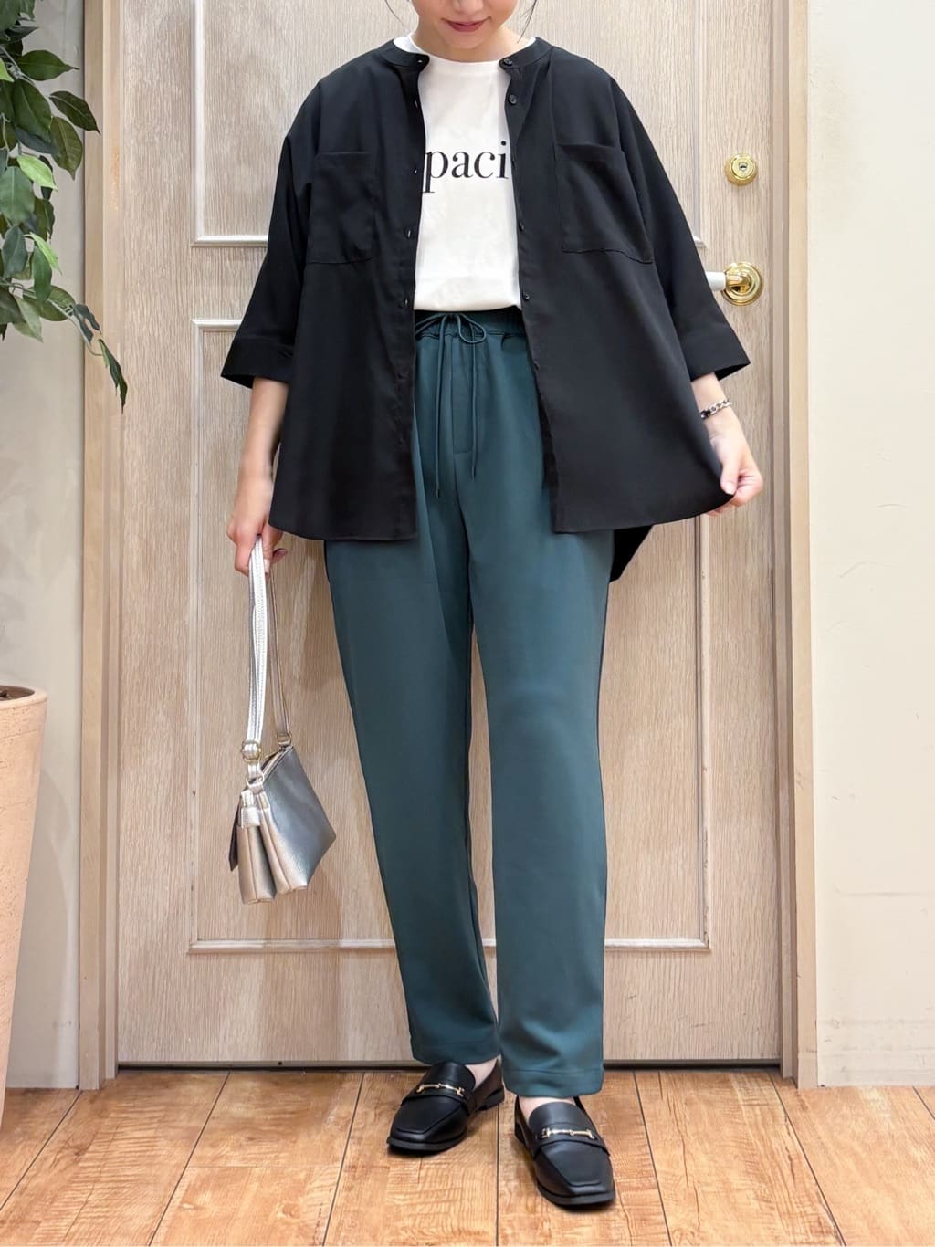 なみさんの「SHOO･LA･RUE｜【S-LL/洗濯後しわになりにくい】コットン風 前あきドルマンブラウス」を使ったコーディネート