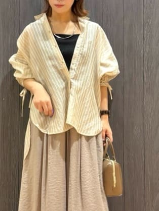 meiさんの「SHOO･LA･RUE｜【S-LL】程よい透け感 ストライプ柄 お袖ギャザーデザインシャツ」を使ったコーディネート