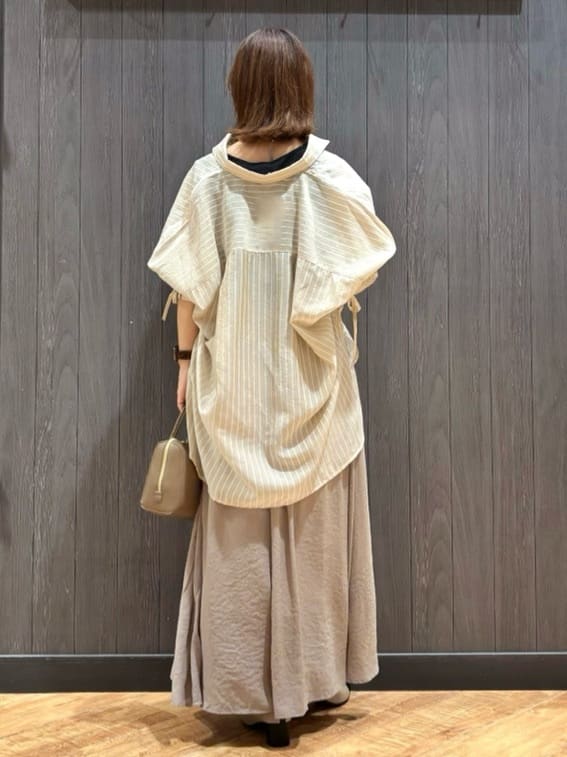 meiさんの「SHOO･LA･RUE｜【S-LL】程よい透け感 ストライプ柄 お袖ギャザーデザインシャツ」を使ったコーディネート