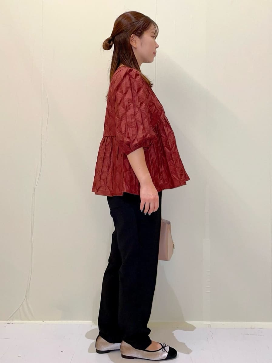 ayumiさんの「OPAQUE.CLIP｜ふくれジャカードペプラムブラウス【洗濯機洗い可】」を使ったコーディネート