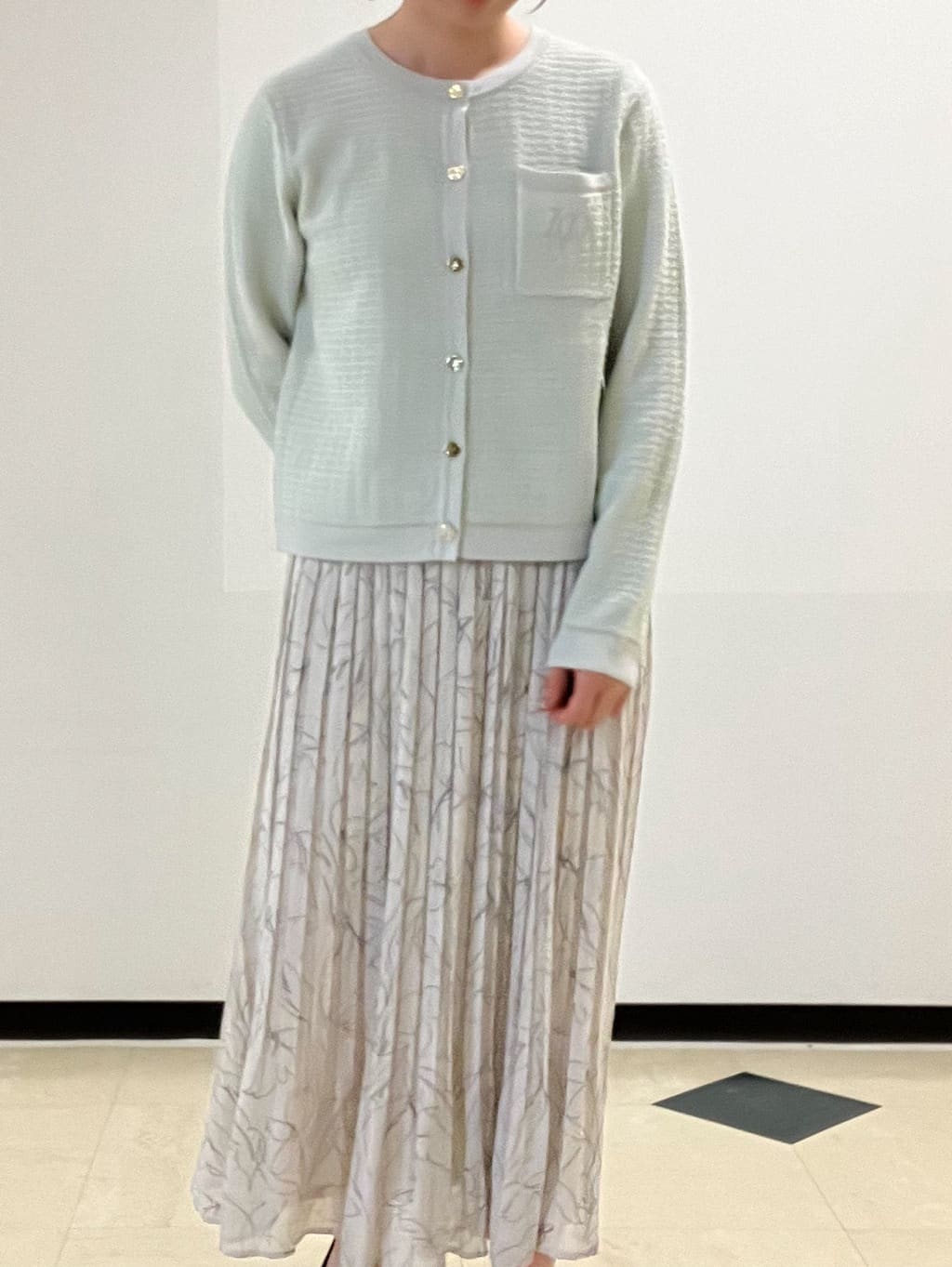 MAYUKIさんの「index｜ロゴ刺繍クルーカーディガン【洗濯機洗い可】」を使ったコーディネート