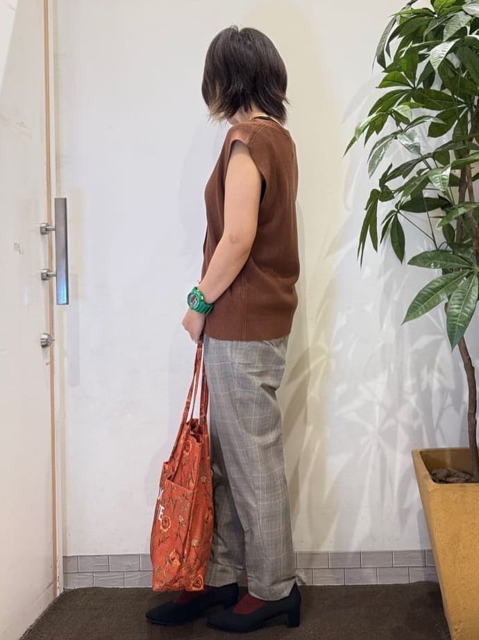 misakiさんの「SHOO･LA･RUE｜【S-LL】ゴールドボタンが上品 大人のニットベスト」を使ったコーディネート