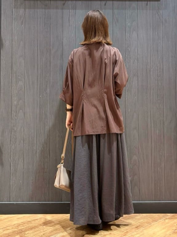 meiさんの「SHOO･LA･RUE｜【S-LL/通勤スタイルにも】ウエストタックで程よくシェイプ 大人の上品ブラウス」を使ったコーディネート